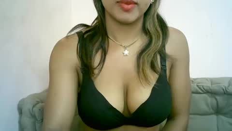 Snapshot of bellibellah chatting on 05/17/26, 11:28 BelliBellah online show from 05/17/26, 11:28