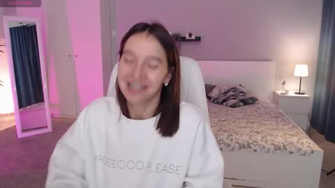 Snapshot of bellla_haddid chatting on 09/27/25, 01:10 Bella online show from 09/27/25, 01:10