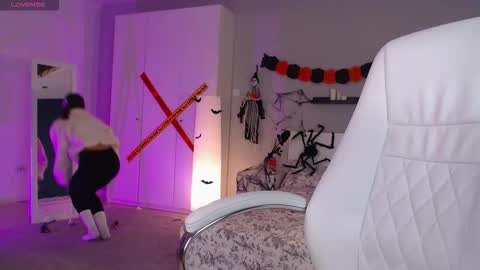 Bella online show from 10/29/25, 01:41