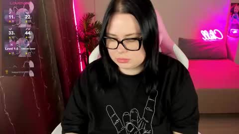 Snapshot of bellybooxo chatting on 11/17/25, 05:13 LinaBoo online show from 11/17/25, 05:13