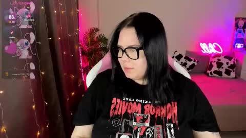 Snapshot of bellybooxo chatting on 11/18/25, 06:23 LinaBoo online show from 11/18/25, 06:23