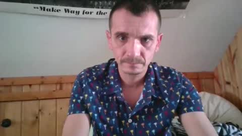 Snapshot of bennymn chatting on 12/21/25, 05:53 benny and innocentvixon online show from 12/21/25, 05:53