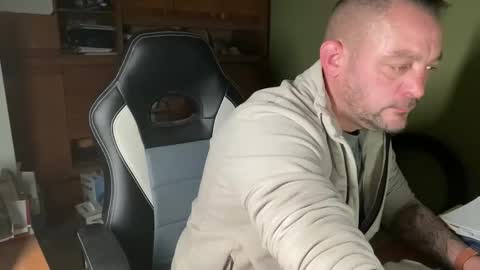 Snapshot of benochau chatting on 03/27/26, 11:04 benochau online show from 03/27/26, 11:04