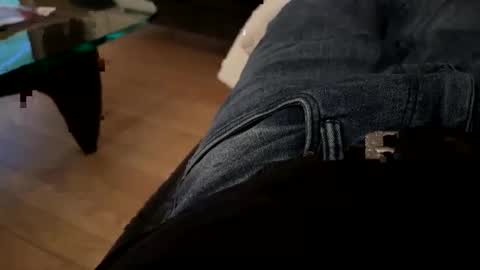 Snapshot of benz10001 chatting on 12/23/25, 04:10 benz10001 online show from 12/23/25, 04:10