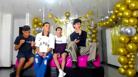 Snapshot of benz_boys chatting on 01/17/25, 12:10 benz boys online show from 01/17/25, 12:10