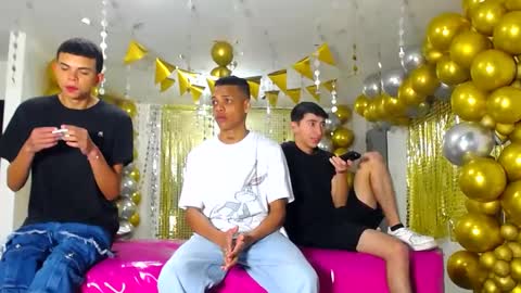 Snapshot of benz_boys chatting on 01/18/25, 12:04 benz boys online show from 01/18/25, 12:04