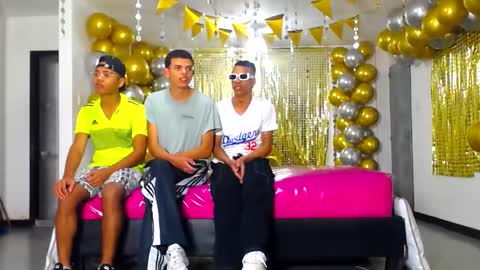 Snapshot of benz_boys chatting on 01/19/25, 12:06 benz boys online show from 01/19/25, 12:06