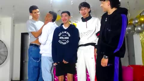 Snapshot of benz_boys chatting on 02/03/25, 12:25 benz boys online show from 02/03/25, 12:25