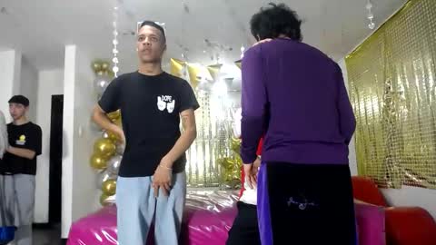 Snapshot of benz_boys chatting on 02/06/25, 02:04 benz boys online show from 02/06/25, 02:04