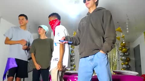 Snapshot of benz_boys chatting on 02/13/25, 12:43 benz boys online show from 02/13/25, 12:43