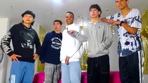 Snapshot of benz_boys chatting on 02/19/25, 12:11 benz boys online show from 02/19/25, 12:11