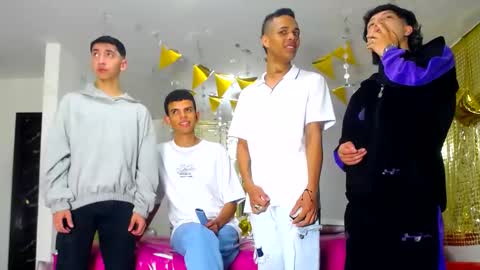 Snapshot of benz_boys chatting on 02/21/25, 12:17 benz boys online show from 02/21/25, 12:17