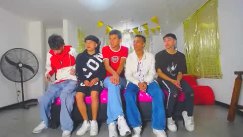 Snapshot of benz_boys chatting on 02/28/25, 12:09 benz boys online show from 02/28/25, 12:09