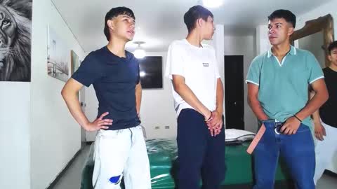 Snapshot of benz_boys chatting on 10/24/25, 11:39 benz boys online show from 10/24/25, 11:39