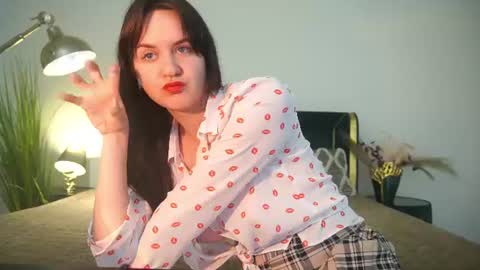 Snapshot of berrydiva chatting on 07/05/26, 04:19 Violette online show from 07/05/26, 04:19