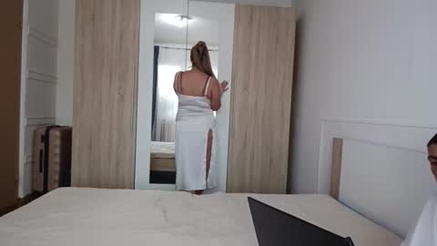 Alex and Victoria online show from 09/28/25, 02:33