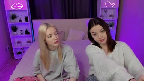 Snapshot of best_trip chatting on 01/27/25, 08:28 Danny and Kira online show from 01/27/25, 08:28