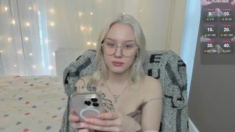 Snapshot of best_trip chatting on 01/30/25, 05:09 Danny and Kira online show from 01/30/25, 05:09