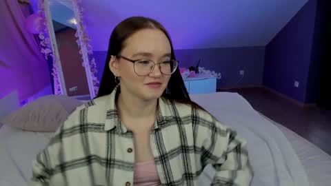 Snapshot of best_trip chatting on 02/02/25, 08:24 Danny and Kira online show from 02/02/25, 08:24