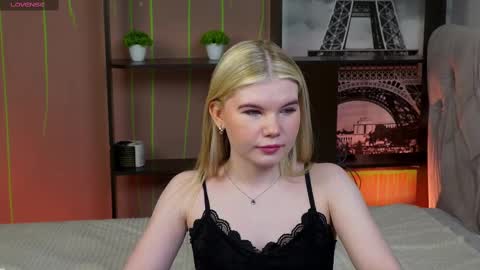 Snapshot of best_trip chatting on 02/09/25, 08:44 Danny and Kira online show from 02/09/25, 08:44