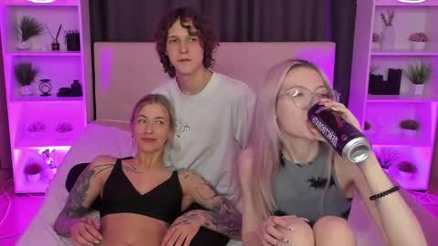 Snapshot of best_trip chatting on 02/15/25, 08:43 Danny and Kira online show from 02/15/25, 08:43