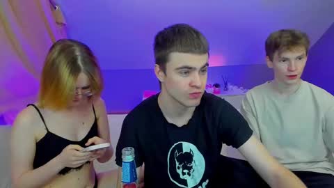 Snapshot of best_trip chatting on 02/17/25, 08:47 Danny and Kira online show from 02/17/25, 08:47