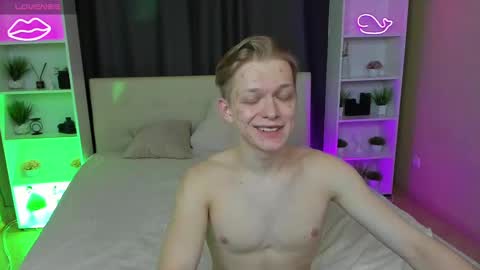 Snapshot of best_trip chatting on 02/21/25, 05:31 Danny and Kira online show from 02/21/25, 05:31