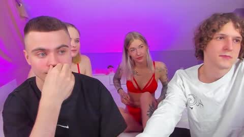 Snapshot of best_trip chatting on 02/21/25, 11:43 Danny and Kira online show from 02/21/25, 11:43