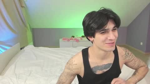 Snapshot of best_trip chatting on 02/28/25, 09:15 Danny and Kira online show from 02/28/25, 09:15