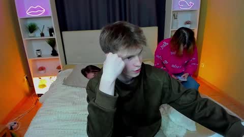 Snapshot of best_trip chatting on 03/01/25, 12:39 Danny and Kira online show from 03/01/25, 12:39