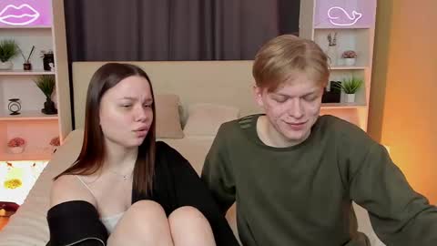 Snapshot of best_trip chatting on 03/01/25, 06:46 Danny and Kira online show from 03/01/25, 06:46