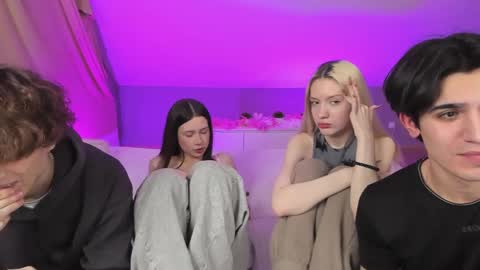 Snapshot of best_trip chatting on 03/02/25, 02:43 Danny and Kira online show from 03/02/25, 02:43