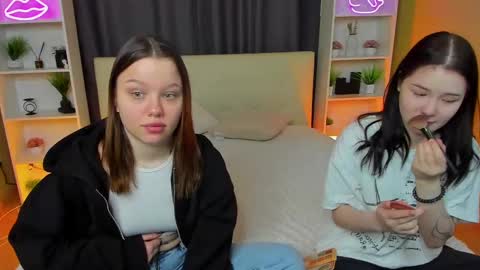 Snapshot of best_trip chatting on 03/03/25, 09:11 Danny and Kira online show from 03/03/25, 09:11