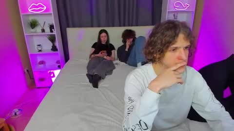 Snapshot of best_trip chatting on 03/04/25, 08:13 Danny and Kira online show from 03/04/25, 08:13