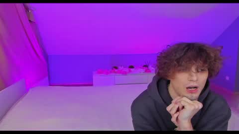 Snapshot of best_trip chatting on 03/06/25, 08:08 Danny and Kira online show from 03/06/25, 08:08