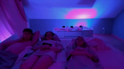 Snapshot of best_trip chatting on 03/10/25, 05:18 Danny and Kira online show from 03/10/25, 05:18