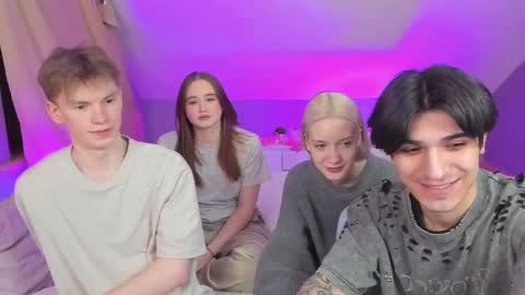 Snapshot of best_trip chatting on 03/11/25, 02:51 Danny and Kira online show from 03/11/25, 02:51