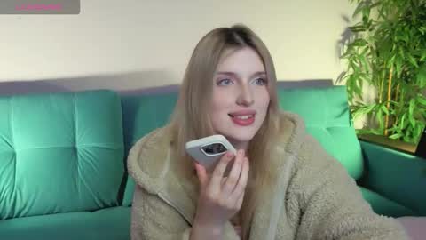 Snapshot of best_trip chatting on 09/19/25, 02:51 Danny and Kira online show from 09/19/25, 02:51