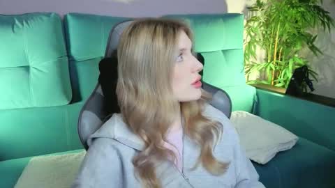 Snapshot of best_trip chatting on 09/20/25, 08:37 Danny and Kira online show from 09/20/25, 08:37