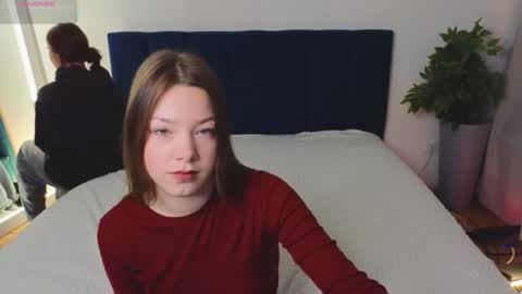 Snapshot of best_trip chatting on 10/07/25, 08:11 Danny and Kira online show from 10/07/25, 08:11