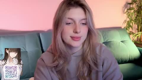 Snapshot of best_trip chatting on 10/11/25, 08:40 Danny and Kira online show from 10/11/25, 08:40