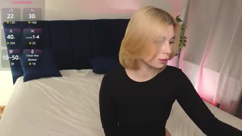 Snapshot of best_trip chatting on 10/13/25, 08:31 Danny and Kira online show from 10/13/25, 08:31