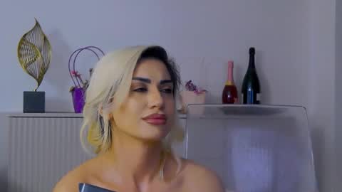 Snapshot of bethierusse chatting on 03/16/26, 02:39 bethierusse online show from 03/16/26, 02:39