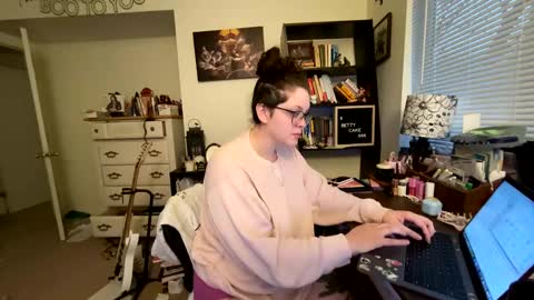 Snapshot of bettycake666 chatting on 12/16/24, 12:16 Betty Cake online show from 12/16/24, 12:16