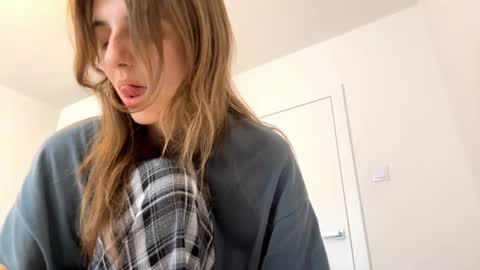 Snapshot of beulahweikert chatting on 06/12/26, 03:22 Lina online show from 06/12/26, 03:22
