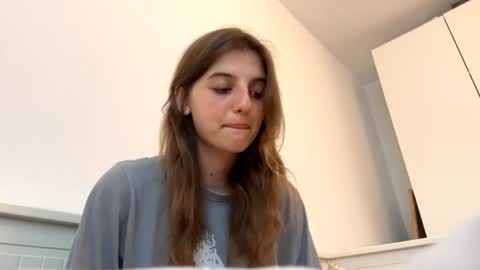 Snapshot of beulahweikert chatting on 06/19/26, 05:06 Lina online show from 06/19/26, 05:06