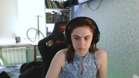 Snapshot of beverly_yay chatting on 06/08/26, 02:39 beverly_yay online show from 06/08/26, 02:39