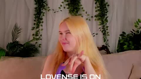 Eliz online show from 10/28/25, 01:53