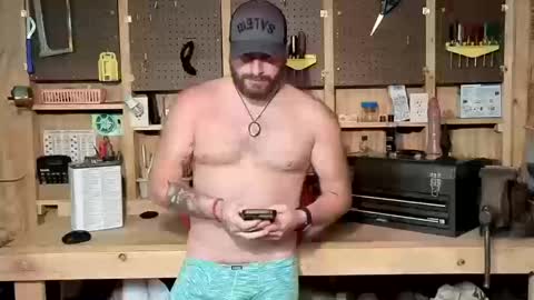 Snapshot of bi_bi_guy chatting on 10/10/25, 12:31 bi_bi_guy online show from 10/10/25, 12:31