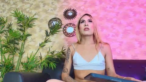 Snapshot of biancamonroe_ chatting on 02/24/25, 04:15 Bianca online show from 02/24/25, 04:15